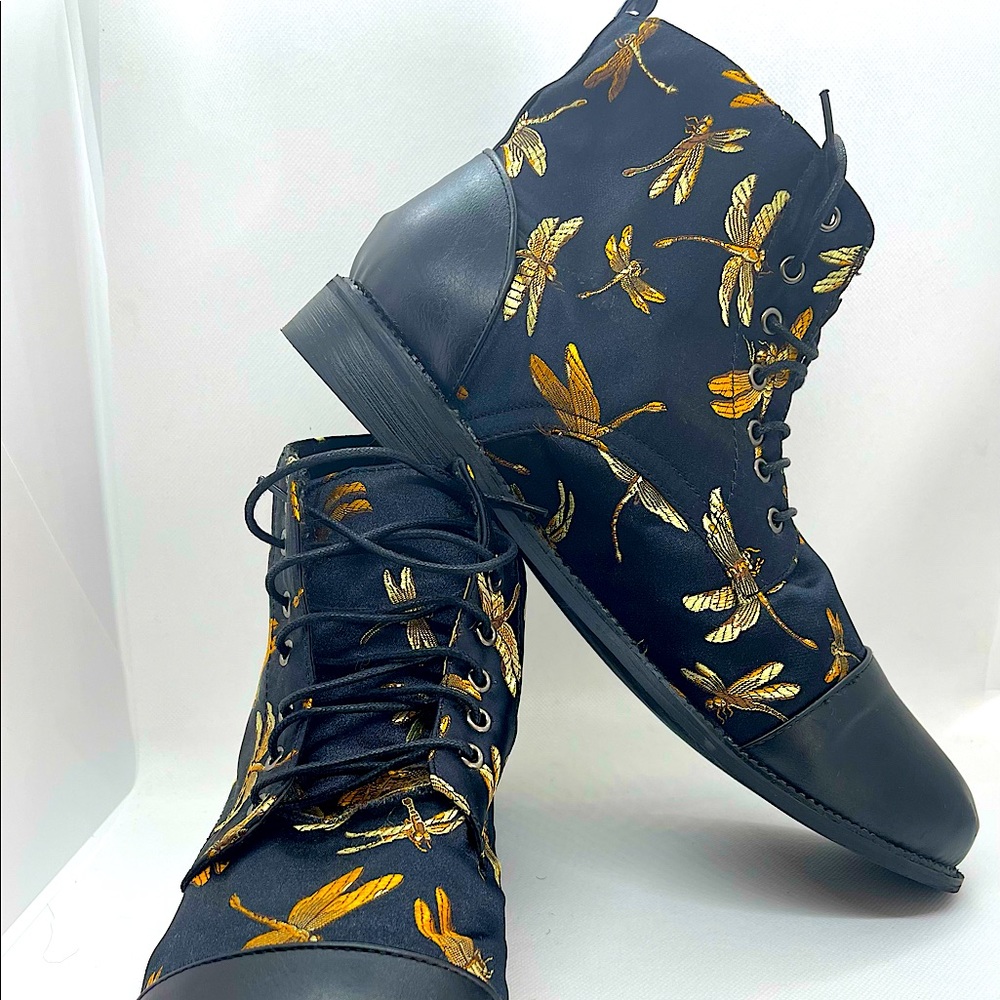 Mens 3/4 length shoes / Black w/ gold fire flies. Gently worn. Size 11 US.